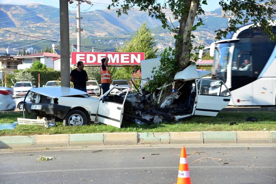 Ağacın içine giren otomobil görenleri hayrete düşürdü! 1 ölü, 1 yaralı 2